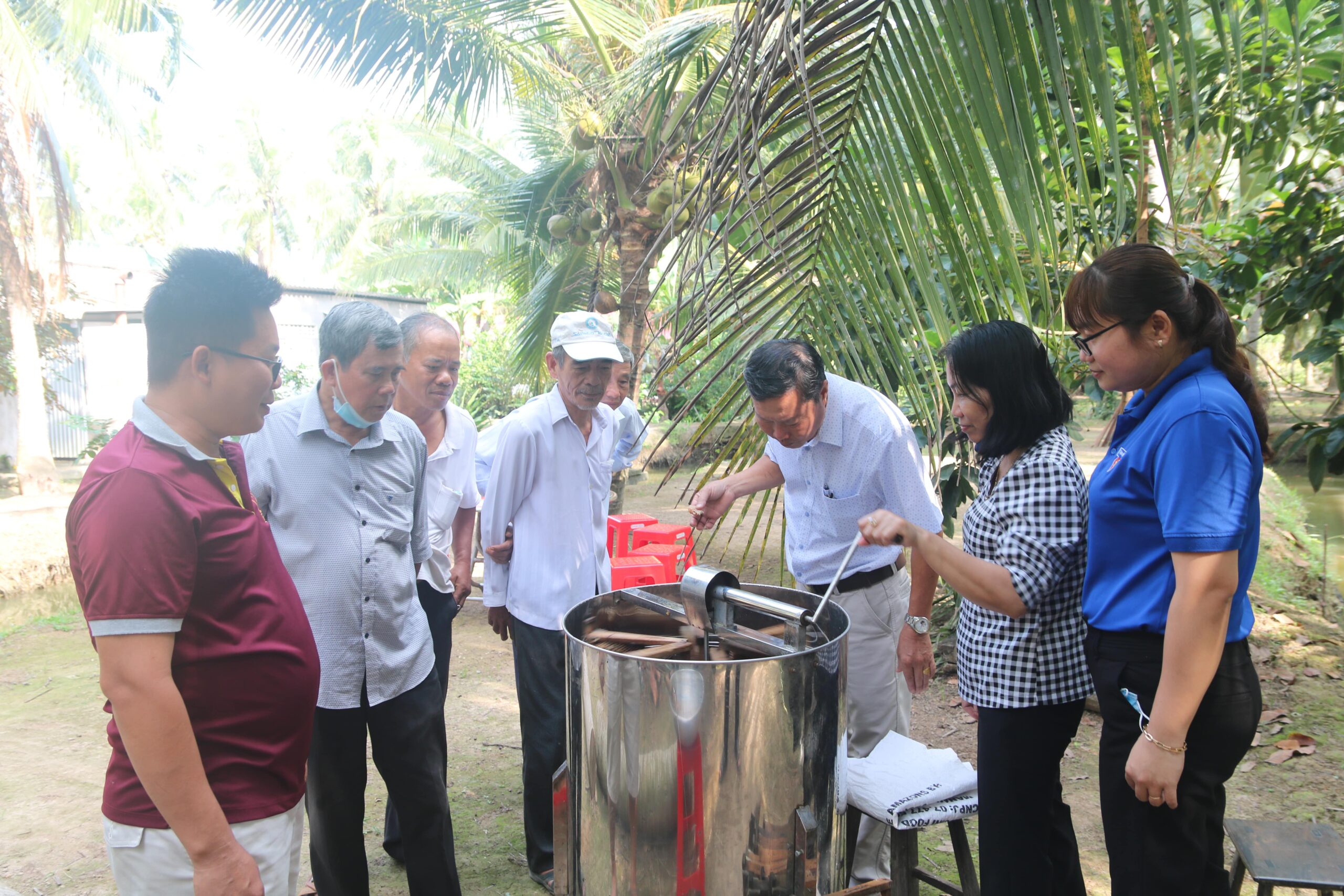 HTX Hương Mỹ phối hợp CTY Tâm Phúc giới thiệu mô hình nuôi ong lấy mật